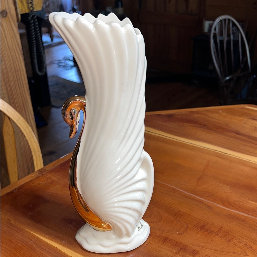 Vintage Elegant White and Gold Swan Art Deco Vase